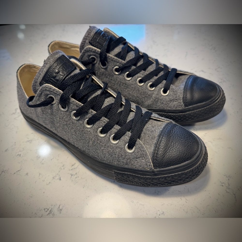 Converse men’s 8.5 size low top Chuck Taylor- RARE